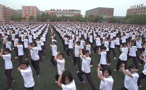 航拍:衡水二中三千余学生军训表演