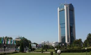 乌兹别克斯坦今起取消外汇兑换管制，该国货币一周内贬值近半