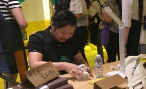 25歲腦癱女生在慈善超市當(dāng)營(yíng)業(yè)員，甜美笑容耐心服務(wù)被點(diǎn)贊