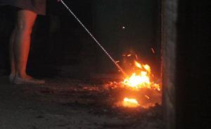 廣西一女子分手求復(fù)合被拒，“鬼節(jié)”凌晨到男友家門前燒紙錢