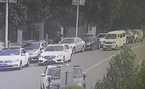 兩家長爭車位打架，發(fā)現孩子同班后言和