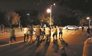 青島交警取消為暴走團“封路”措施，但仍有人在機動車道暴走