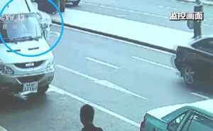 司机遇检加速逃离，顶执法人员飙两公里