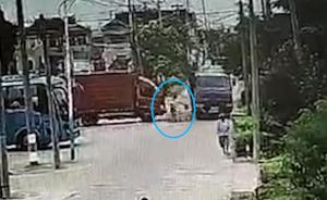 11岁姐姐载4岁妹妹，妹妹被碾身亡