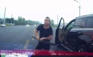 逆行奔驰掉头逼停对面车,车主持刀打砸