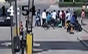 轿车自动落锁致孩子反锁车内，母亲懵了