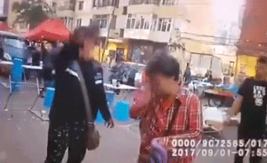 为1元钱两大妈当街假摔：谁先起谁吃亏