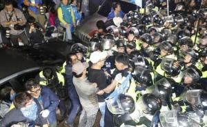 反“薩德”民眾與韓國警方爆發(fā)沖突，致27人受傷被送往醫(yī)院