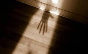 廣西多名女童托管機(jī)構(gòu)內(nèi)遭猥褻，舉報(bào)人遭報(bào)復(fù)：5人被立案