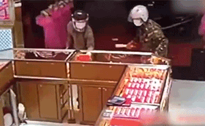 监拍口罩男持斧头抢劫珠宝店,仍在逃