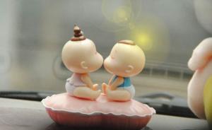 4岁男童女童校车上亲吻，双方家长气愤