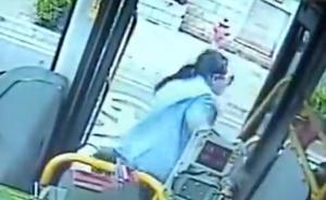 老人下车，公交司机担心停车等其被接走