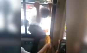 被堵公交坚持到站开门，乘客怕迟到跳窗