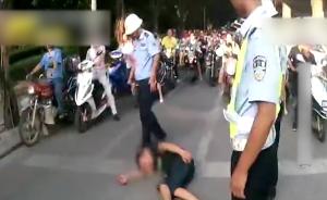 男子酒后骑车被拦,横躺马路“闹情绪”