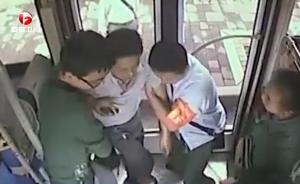 男子公交車上兩度暈倒，乘客送糖遞水