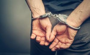 芜湖男子冒充警察铐网吧女员工被刑拘，称从小有“警察情结”
