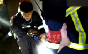 滚滚浓烟中，消防员将呼吸机给老人