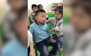 男童打盹前后搖擺，身旁女童伸手去護(hù)
