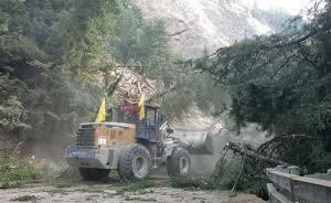 九寨溝地震｜震后第一夜守望相助：村民自發(fā)用挖掘機(jī)搶通公路