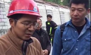 行人徒步走出九寨沟震区：道路损毁严重