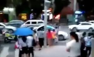 女子中学门口突然生产，师生筑“人墙”