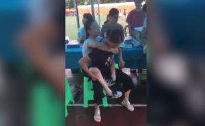 母親背殘疾女兒求學(xué)12載，圓夢大學(xué)