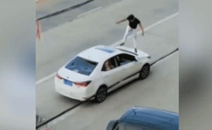 兩車剮蹭，摩托車主跳上轎車怒踹打砸