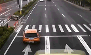 女司机躲避被撞急闯红灯，交警撤销罚单