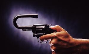 巴拿馬一華人商店遭搶劫：店主撿起匪徒掉落槍支將兩匪擊傷