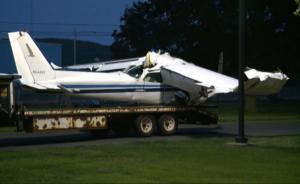 79岁飞行员撞树坠机，轻伤已出院