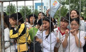 封閉管理，河南某校學(xué)生隔柵欄取快遞