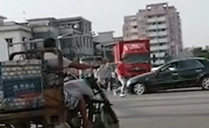 东莞：嫌疑人避盘查，驾车乱窜撞伤路人