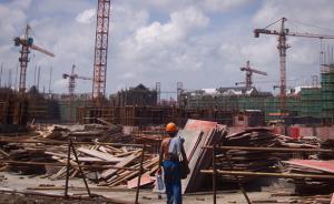 8月末全国商品房库存62352万平米，比去年末下降10%