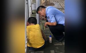 暖聞｜男孩挨訓(xùn)死抱路邊護(hù)欄，民警勸慰半小時(shí)跟母親回家