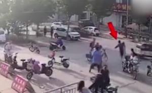 視頻丨小學(xué)生校門口被強(qiáng)行抱走，女校長(zhǎng)趴引擎蓋攔車