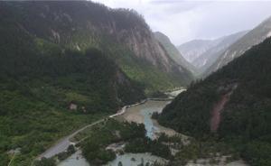 九寨溝地震｜航拍震后火花海景點，道路兩邊堆滿滾落巨石
