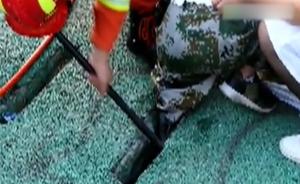 高校新生军训，男生腿太细卡入排水缝