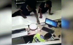 司机超载被罚，同行男子爬上柜台抢证件