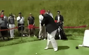 特朗普再转恶搞推特，挥杆击倒希拉里