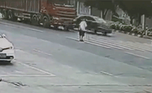 货车顶撞轿车前行，横扫斑马线上3车