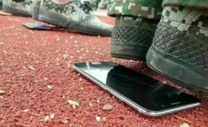 河南一高校手機(jī)墊底站軍訓(xùn)，校方：教官可選擇喜聞樂(lè)見(jiàn)的方式