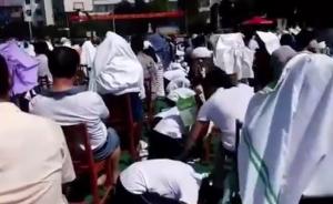 上百中学生跪拜父母,校方:传统教育