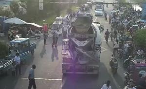 搅拌车勾走电动车后座男童，拖行数十米