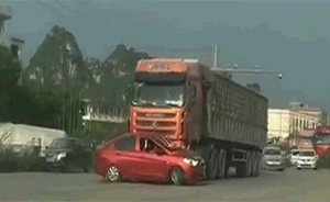 轿车抢道加塞，遭货车撞击推行200米