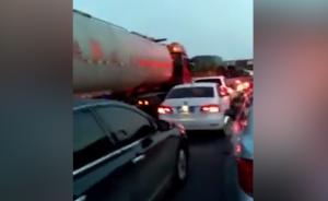 私家車堵路不讓，救護車司機斥“缺德”