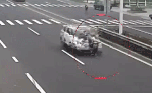 前男友欠钱,女子和现男友趴车头被推行