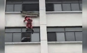 聋哑学生欲轻生，消防15秒空降踹回
