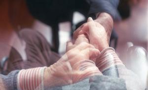 陪伴在患阿尔茨海默症的亲人身边，她们完成了自己的作品