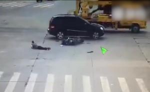 骑电动车闯红灯被撞，自负药费还赔钱 