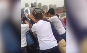 两车相撞,市民推翻车辆救人获交警点赞